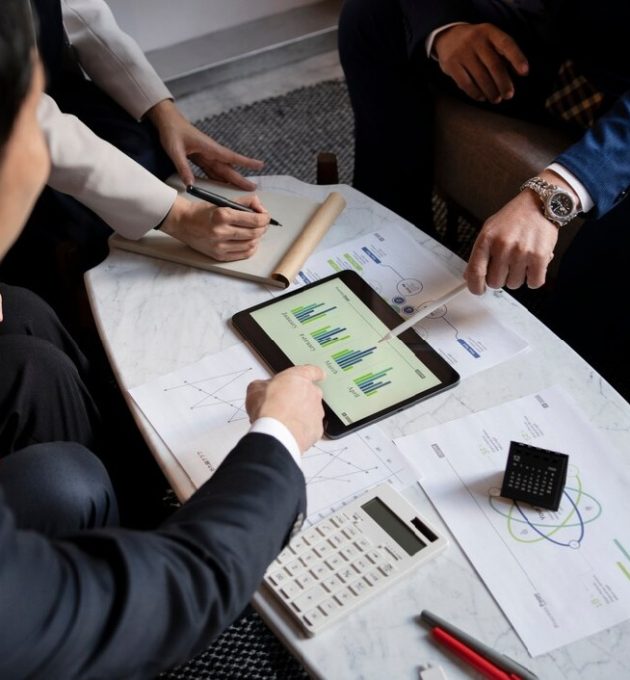 gente-negocios-trabajando-ipad-alto-angulo_23-2150103555